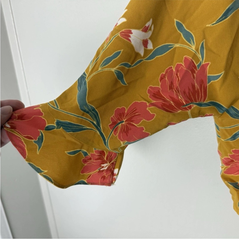 ASTR The Label Blouse Size Medium Crop Top Tie Front Floral V-Neck Button Front - Picture 3 of 6